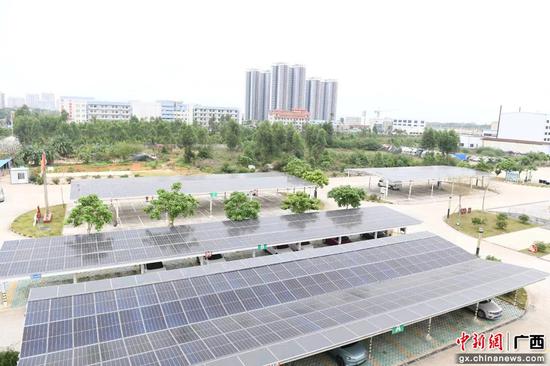 图为安装建设的光伏面板。李丹娜 摄